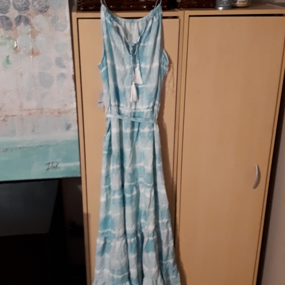Cute flowy maxi dress!! - Picture 2 of 3